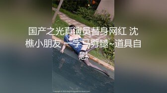 跪着的小母狗给主人深喉