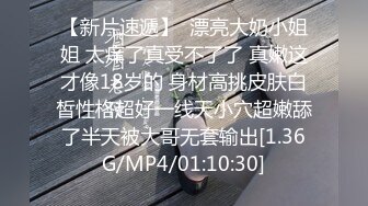 云南文山玉石店老板娘，穿着上班制服来幽会，嘴里舔舐着我的鸡巴一边打电话跟人交代事情，捋起她的头发 美！