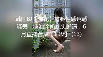   厕所偷窥服务员大姐嘘嘘 兄弟玩刺激把大姐热乎乎的粑粑接走了