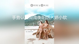 新流出破解家庭网络摄像头偷拍貌似还没男朋友的四眼妹睡觉前一边听手机里高潮的呻吟一边自慰