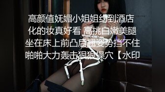 性感小美女全程露脸发骚，撸着大鸡巴口交，衣服都没脱完就直接坐在小哥身上抽插，边草边脱无套抽插射了好多