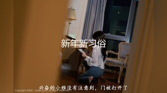 《稀缺资源极限高抄》色胆包天瞄人缝各种公共场合近距离偸拍那些低头专注的小姐姐胸部内衣走光露点 (2)