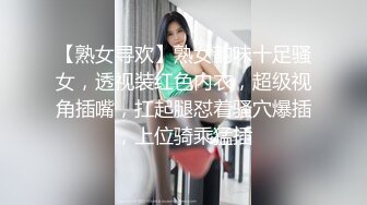 合租房门缝偷窥对门的美女换衣服✿奶子又白又大身材还真不错