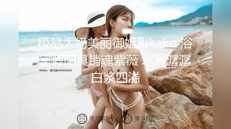 洗浴会所保安躲藏 在排气扇通风口附近手持偷拍女浴客洗澡貌似有几个身材还可以