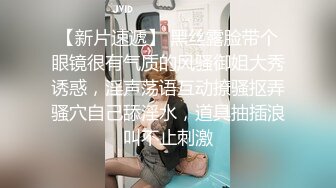 两个漂亮白嫩性感美女，争抢黑人的大屌，翘屁股轮流插无毛骚B