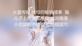 -清纯大学美女玩车震被艹到尿急 在车上用袋子装尿