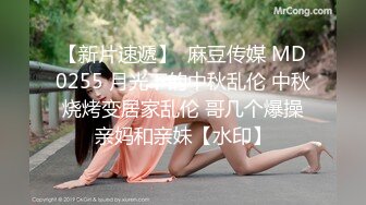 Young-M最新作品,被主人命令在商场当着售货员的面尿出来,中间在面包店潮射以后精斑留在裤子上又尿