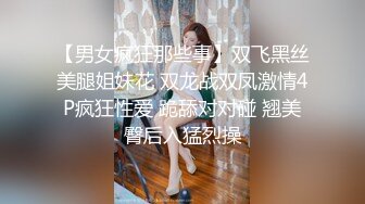 内裤一脱掰开小穴就开始摩擦自己的小阴蒂