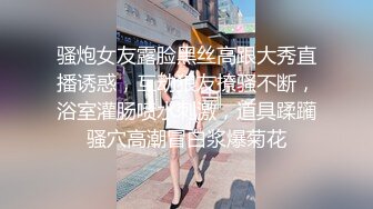  高颜值皮肤白皙嫩妹吊带上面吊起来架着操 真能玩花样 白虎萝莉美穴