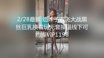 晚上睡不着趴窗户偷窥邻居出租屋打工妹洗澡下面毛还挺黑的真想摸一把_0