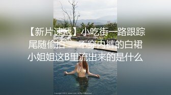 刺激绿帽老公抱着老婆，老婆被单男操。