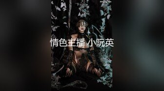  十字紋身美少女！出租屋自慰！跪地翹起屁股扣穴，搞得地上多是水