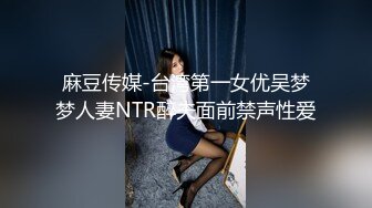 美女在厕所用自慰棒自慰