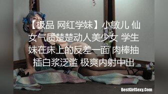 绿帽男把自己的美妻送给自己的两个好兄弟玩，3P正肏得激情时，不知哪个鬼佬按门铃，吓一跳！你做爱这么长时间呀兄弟