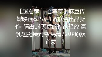 床上4个中年妇女互相玩弄，吃奶玩逼浪荡呻吟，看的大哥欲火焚身加入战场，轮草抽插骚逼还有好姐妹玩骚奶子