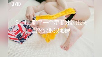 素颜女友巨乳妹子，卧室表情骚气动人，道具吸地插穴，特写尿尿，一字马侧入道具一对大灯晃呀晃