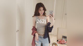 《极品CP?魔手?外购》大胆坑神潜入商场女厕独占一个坑位隔板缝中后位实拍顾客服务员方便~各种大屁股美鲍~高清近景抓住每个细节