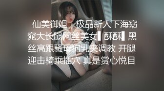  猥琐小哥迷翻漂亮的小女友找来朋友一起来玩3P