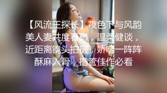 红发黑妞一脸享受的吃着弯曲的大鸡鸡