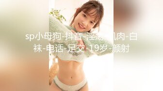 科技园女厕格子裙黑打底清纯小美女 两片湿滑的红嫩唇缝看着馋人