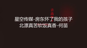   小哥的翘臀黑丝母狗，逼里夹着大黑牛撅着屁股给狼友看，淫声荡语滴蜡刺激，给小哥交大鸡巴足交诱人小乳夹