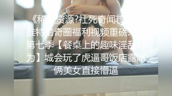 鞋店裏敞開雙腿光腳試鞋的美艷騷女,毫不在意肉絲內內走光,陰毛都看到了