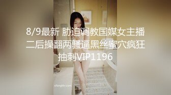 小胖男的性福女友：躲啥呀，舌头交织，香吻浓密。  可爱女仆：蹭一下再进来。