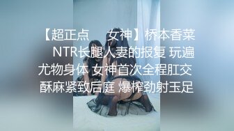 抄底漂亮少妇 和闺蜜一块逛街 看着特别干净的蓝白内内