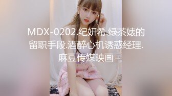  巨乳美眉 皮肤白皙身材丰腴 鲍鱼肥嫩 在露天泳池被男友无套输出 爆颜射