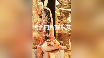 黑衣同學 躲在学校女厕所等待下课铃声响起女学生一群一群的来献逼