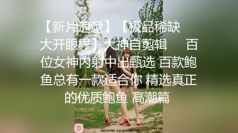 妈妈在帮女儿解决生理问题