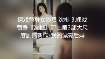 短发眼镜美女，没穿内裤玻璃黄瓜爆插小穴，掰开紧致嫩穴捅入