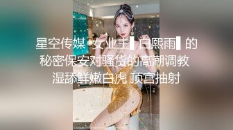 【新片速遞】长卷发轻熟女红色睡衣性感红色丝袜丰满翘臀，撅起屁股特写私处，水很多骚的很扣穴