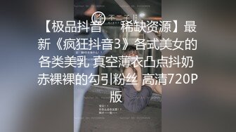 姐姐穿着白衣牛仔裤，坐沙发上揉捏她逼逼羞涩表情