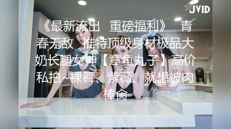 妹妹型甜美大奶兼职美女，看美女奶子挺大，迫不及待撩起内衣揉捏