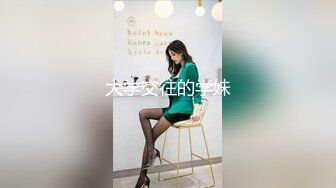  性感小美女露脸让小哥后入爆草揉着骚奶子，从床上玩到床上激情上位无套抽插