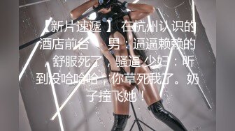 金发女郎做了一个深口交，然后站起来后入式，并得到了鞭子。