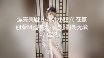 妹子抓着大鸡巴慢慢吸吮着龟头