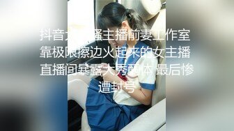 苗条小姐姐和女同闺蜜双女秀，69骑脸互舔骚逼，跳蛋震穴，穿戴假屌操逼