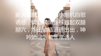  偷拍邻居家小女儿洗澡,不讲个人卫生,懒得去便池尿,直接蹲在地上尿,全部尿在自己脚上了