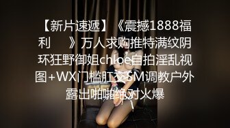 金发美女闺房露自己的大白兔