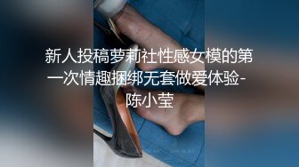   颜值不错的小少妇嘴里叼着丝袜让小哥无套爆草，压在身下蹂躏鸡巴好硬干的好爽