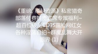 大神潜入万达购物商厦女厕 偷拍卖服装的美女嘘嘘