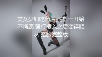 低头看手机某服装专卖店营业员下面可爱的馒头穴